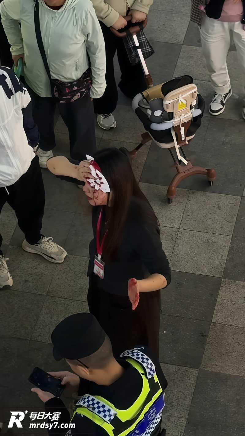 原配当街持刀砍小三 相关图片6