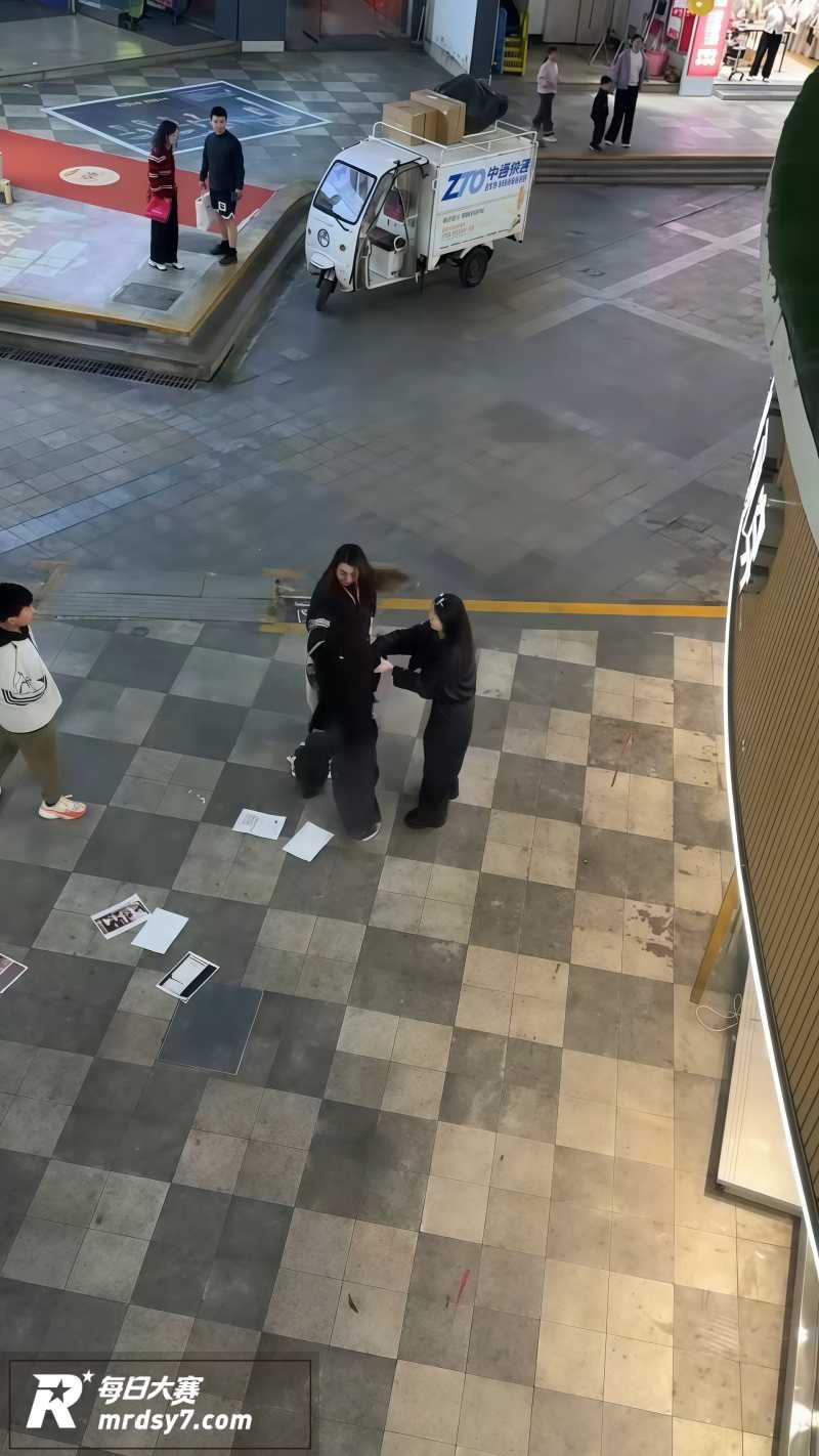 原配当街持刀砍小三 相关图片1